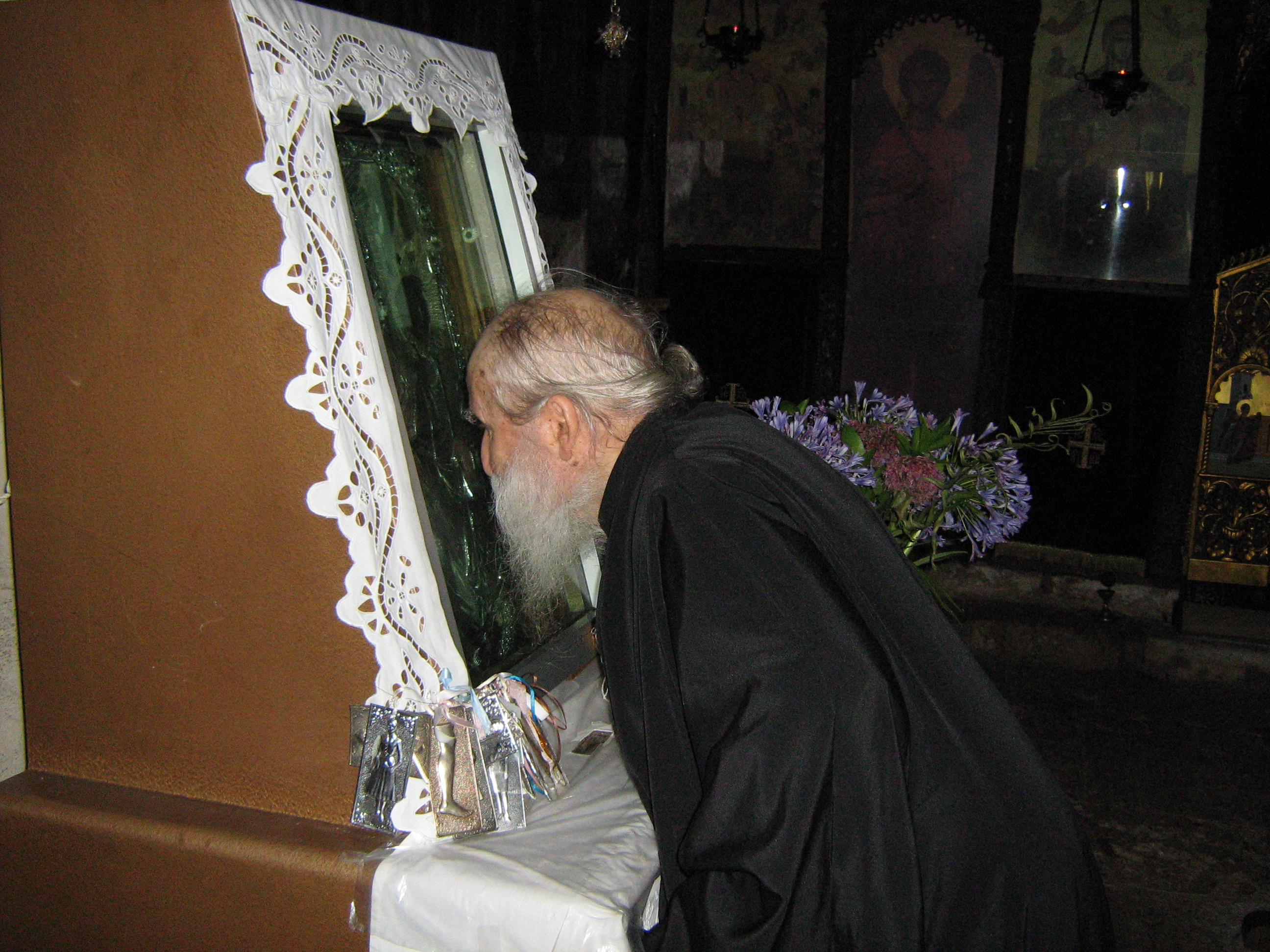 Ο Γέροντας Ιωσήφ προσκυνά την εικόνα της Παναγίας Αγνούντας.