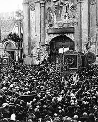 Crowd in front of gate