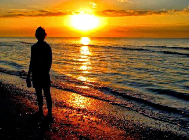 bf13e-3383363-woman-silhouette-against-beautiful-sunrise-on-sanibel-island-floridaedited