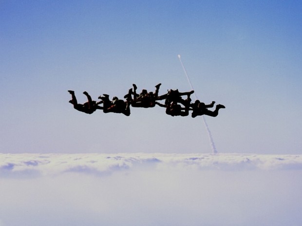 Skydivers πέφτουν την ώρα που πίσω τους εκτοξεύεται το Διαστημικό λεωφορείο Discovery.