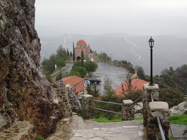 800px-Stavrovouni_monastry_nice_view