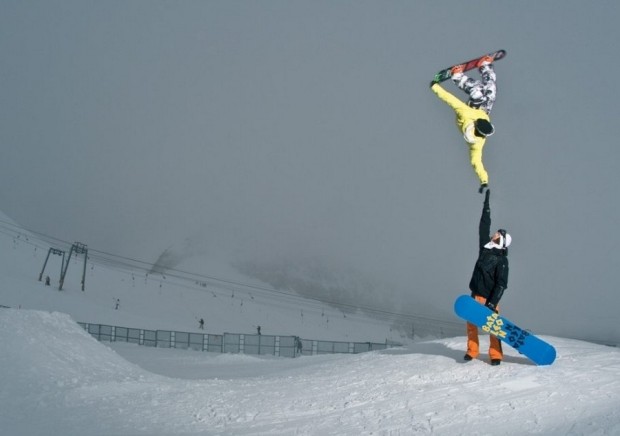 Ο Snowboarder Tyler Chorlton βρίσκεται στον αέρα