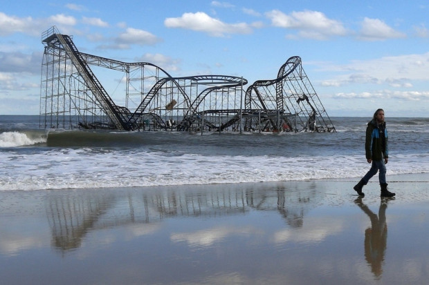 Ένα τρενάκι λούνα παρκ στο Seaside Heights, του New Jersey, βυθίζεται μετά τον τυφώνα Sandy