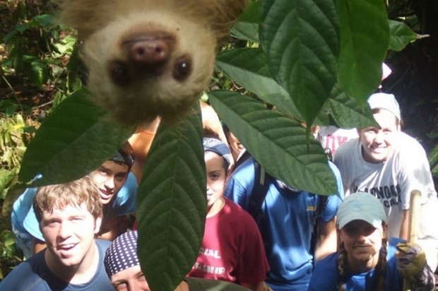  Ξεκαρδιστικό photobomb σε μια ομάδα φοιτητών στην Κόστα Ρίκα.