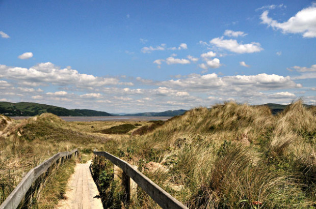 Ynyslas, Ουαλία Εκπληκτικοί αμμόλοφοι στον κόσμο! Ακριβώς στην άκρη της γης και της θάλασσας, ο αμμόλοφος Ynyslas είναι ένα διαρκώς μεταβαλλόμενο μωσαϊκό χρωμάτων ανάλογα με την εποχή. 