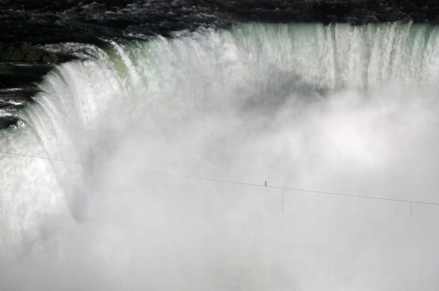 Ο Nik Wallenda διασχίζει περπατώντας πάνω σε τεντωμένο σχοινί τους Καταρράκτες του Νιαγάρα.