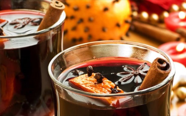 Ζεστό κρασί Gluhwein με κανέλλα, φέτες πορτοκάλι και μπαχαρικά, με καλή παρέα μπροστά στο τζάκι...