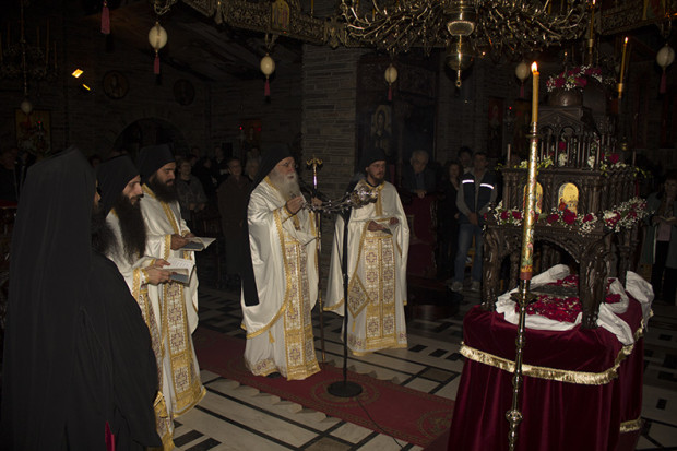 Μεγάλη Παρασκευή απόγευμα - Ο Επιτάφιος Θρήνος και την περιφορά του Επιταφίου έξω από το Καθολικό της Μονής.