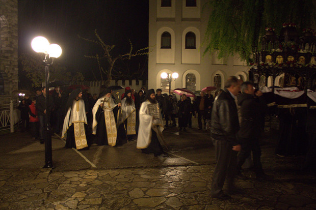 Μεγάλη Παρασκευή απόγευμα - Ο Επιτάφιος Θρήνος και την περιφορά του Επιταφίου έξω από το Καθολικό της Μονής.