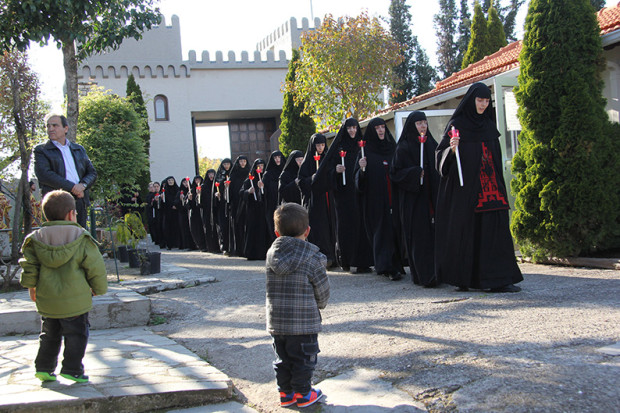 Στον Εσπερινό της Αγάπης παρευρέθηκε όπως κάθε χρόνο η Καθηγουμένη της Ιεράς Μονής Αγίων Νεκταρίου και Φανουρίου Τρικόρφου Δωρίδος, Μόνικα μοναχή μαζί με την αδελφότητα της Μονής, όπου έψαλλαν στον Εσπερινό.