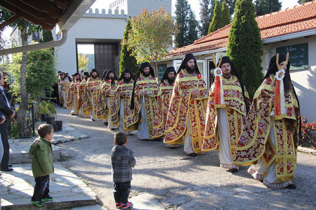 Στον Εσπερινό της Αγάπης παρευρέθηκε όπως κάθε χρόνο η Καθηγουμένη της Ιεράς Μονής Αγίων Νεκταρίου και Φανουρίου Τρικόρφου Δωρίδος, Μόνικα μοναχή μαζί με την αδελφότητα της Μονής, όπου έψαλλαν στον Εσπερινό.