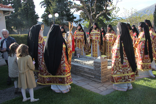 Κυριακή του Πάσχα - Ο Εσπερινός της Αγάπης και το Αναστάσιμο Τρισάγιο στον τάφο του κ. Παναγιώτη, κατά σάρκα πατέρα του Γέροντά μας π. Νεκταρίου Μουλατσιώτη.