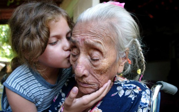 Η Κρουζ Χερνάντεζ, που σύμφωνα με την ταυτότητά της είναι 127 ετών, δέχεται ένα φιλί από την εντεκάχρονη δις δισέγγονή της.