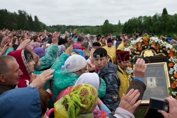 1307622591-religious-pilgrimage-to-the-river-velikaya-russia_719517