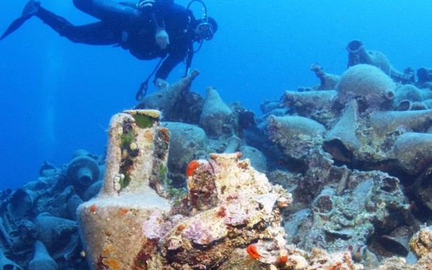 Δύτης της Εφορείας Εναλίων εξερευνά βυθισμένο οικισμό στη Λακωνία.