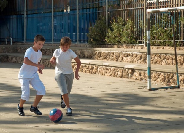 Boys_playing_ball