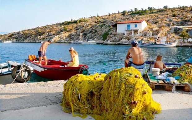 Το λιμανάκι του Αη Γιάννη με το παλιό τελωνείο απέναντι είναι μια καλή στάση για όποιον κατέβει μέχρι τον Κορινθιακό κόλπο. (Φωτογραφία: Βασιλική Κεράστα)