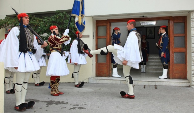 Κάθε Κυριακή πρωί οι Εύζωνες κάνουν παρέλαση έως τον Άγνωστο Στρατιώτη. Προτού ξεκινήσει η παρέλαση, μέσα στο στρατόπεδο γίνεται η παραλαβή της σημαίας με κάθε επισημότητα (φωτ.: Κ. Κατσίγιαννης) 