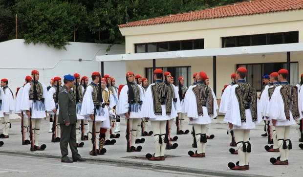 Μέσα στο στρατόπεδο, λίγο προτού φτάσει η μπάντα για να ξεκινήσει η παρέλαση (φωτ.: Κ. Κατσίγιαννης)