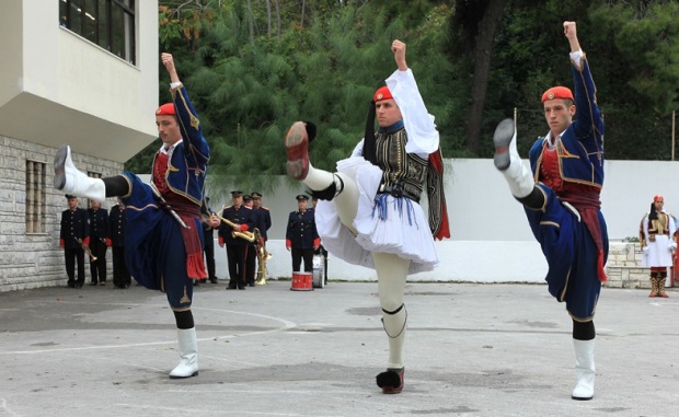 Πριν από την παρέλαση της Κυριακής γίνεται παράδοση-παραλαβή της σημαίας μέσα στο στρατόπεδο (φωτ.: Κ. Κατσίγιαννης)