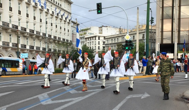 Στιγμιότυπο από την παρέλαση της Κυριακής στη Βασ. Αμαλίας (φωτ.: Κ. Κατσίγιαννης) 