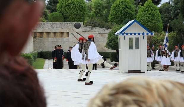 Τα τουριστικά πρακτορεία φροντίζουν να εντάσσουν στις ξεναγήσεις τους την ευζωνική παρέλαση (φωτ.: Κ. Κατσίγιαννης)