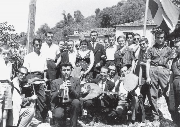 Γάμος στο Δελβινάκι, 1963. Στο κλαρίνο ο Πέτρος-Λούκας Χαλκιάς Μουσική από την Ήπειρο-Πηγή:foundation.parliament.gr