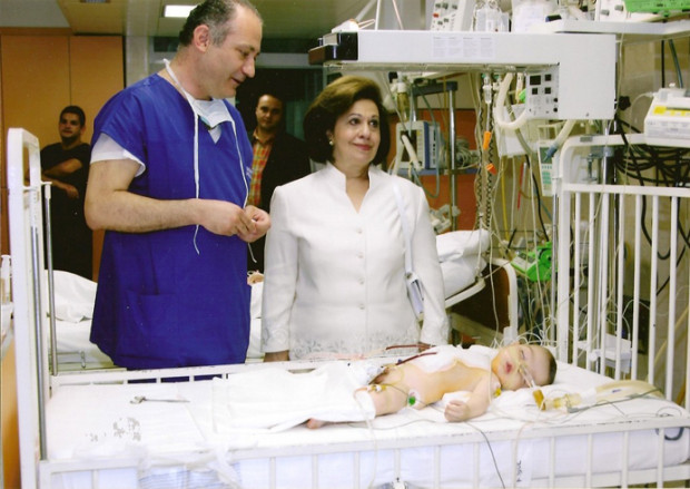 prof-kalangos-with-Her-Highness-Princess-Katherine-of-serbia-visiting-an-operated-child-in-the-intensive-care-unit-1024x725