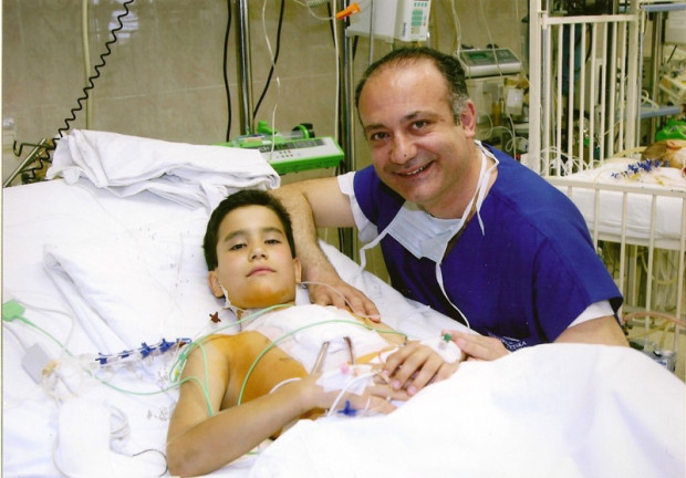 prof-kalangos-with-a-child-postop-icu-1024x713