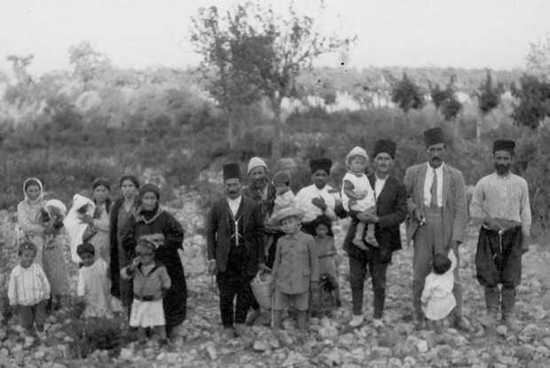 Αρμένιοι πρόσφυγες από την Τουρκία βρίσκουν προσωρινό καταφύγιο στην Αλεξανδρέττα, πριν διωχθούν για δεύτερη φορά μετά την προσάρτηση από την Τουρκία. 