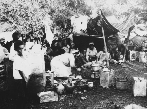 Πρόσφυγες της Αλεξανδρέττας σε προσωρινή εγκατάσταση στη Συρία την ώρα που τουρκικά στρατεύματα καταλαμβάνουν και τα τελευταία εδάφη του σαντζάκιου, τον Αύγουστο του 1939.