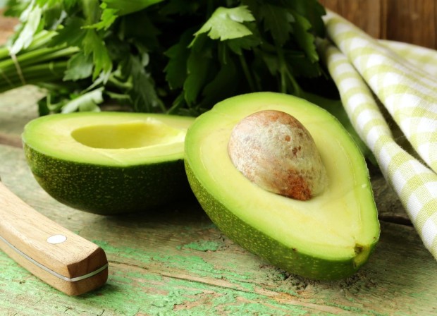 ripe avocado cut in half on a wooden table-Πηγή:.ethnos.gr