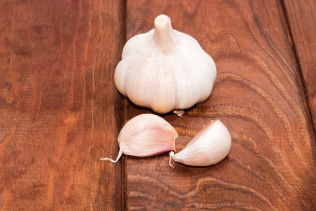 bigstock-Garlic-On-A-Wooden-Surface-Clo-117113795