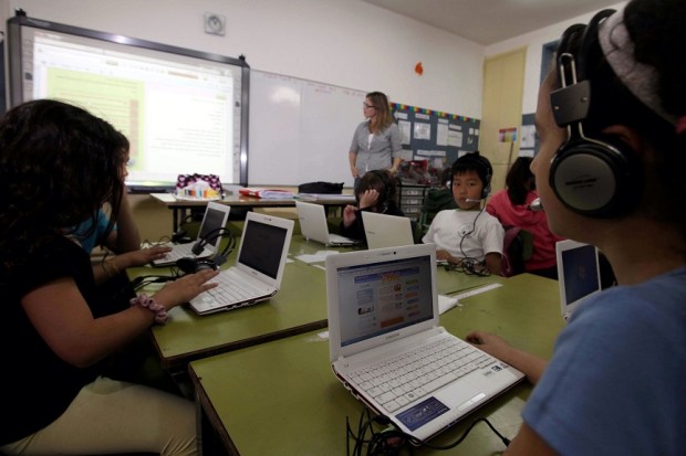 epa02737897 Israeli children using computers in a classroom during a lesson at the Janusz Korczak school in Jerusalem, Israel, on 17 May 2011. It is a part of a study program of the Jerusalem Municipality and the Ministry of Education called 'smart classroom computerized lesson'.  EPA/KOBI GIDEON **ISRAEL OUT**