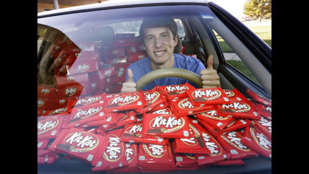 In this Nov. 3, 2016, photo Hunter Jobbins, freshman at Kansas State University, poses in his car filled with nearly 6,500 Kit Kat bars in Manhattan, Kansas. Jobbins told The Wichita Eagle he left his car unlocked with a Kit Kat in the cupholder last month before running into his dorm building. When he came back, the candy bar had been replaced with a note. The thief wrote, “I love Kit Kats so I checked your door and it was unlocked. Did not take anything other than the Kit Kat. I am sorry and hungry.” Jobbins’ picture of the note went viral on Twitter and Hershey responded by sending a representative to the campus with 6,500 Kit Kat bars. (Colin E. Braley/AP Images for The Hershey Company) Φωτο:WFTV.com